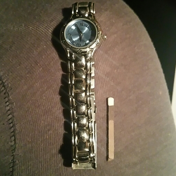 Armitron women's watch - Picture 3 of 3